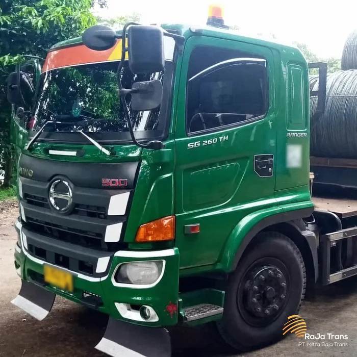 Truk Hino RaJa Trans membawa pipa baja diameter besar