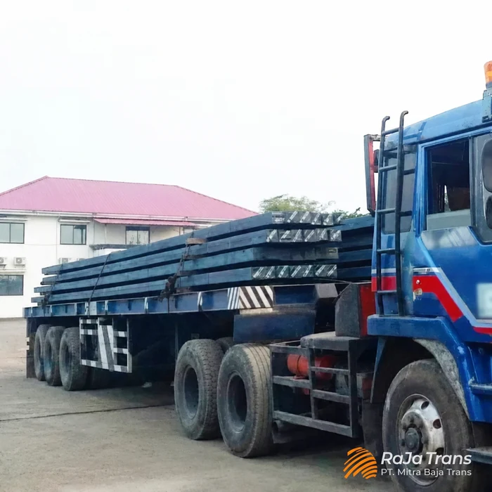 Truk RaJa Trans membawa profil baja