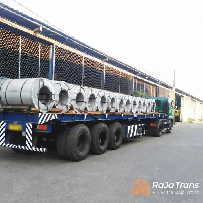 Trailer RaJa Trans membawa coil baja
